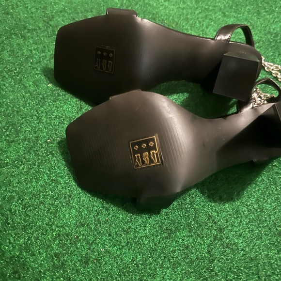 Beautiful Sandals - Picture 2 of 5